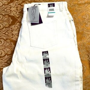 White Gloria Vanderbilt Amanda Jeans